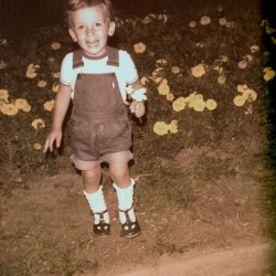 Fabio bambino con fiori